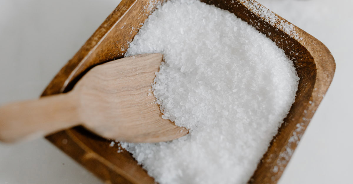 Giã nhỏ muối trắng