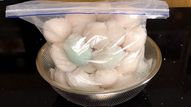 Xếp trứng vào túi nilong để ướp