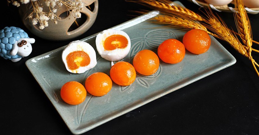 3 Cách làm trứng muối tại nhà ngon, nhanh gọn, không bị tanh