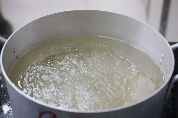 Vặn lửa nhỏ, đun nước đường sôi lăn tăn