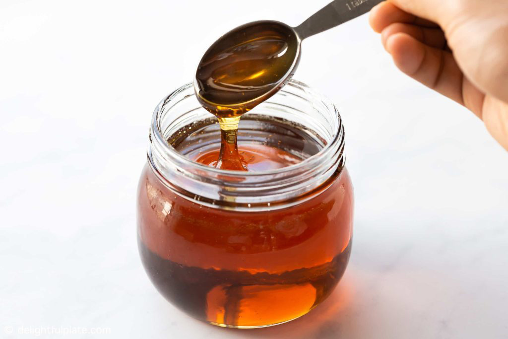 Múc nước đường vào lọ