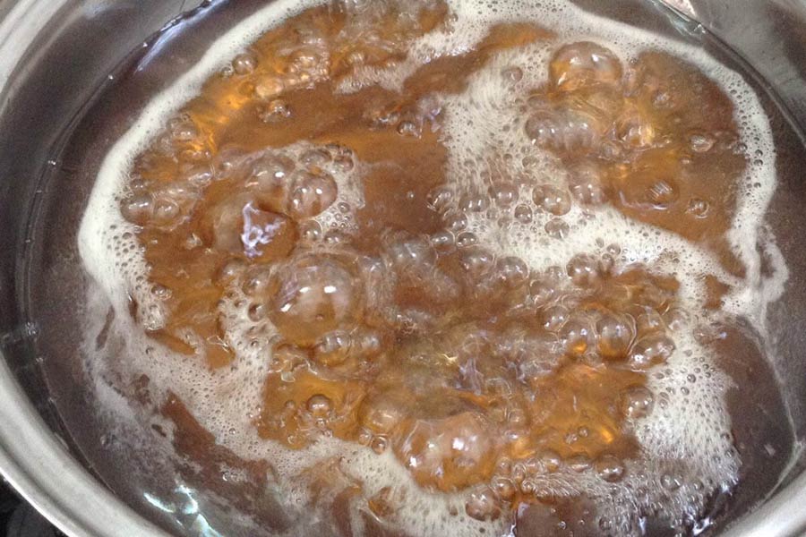 Đun nước đường đến khi nước sôi thì hạ lửa