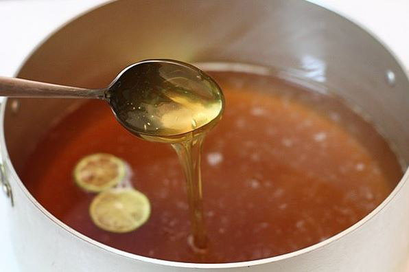 Cho nước cốt chanh và vỏ chanh vào nồi