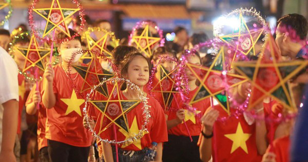 Ảnh các bé rước đèn ông Sao Tết Trung Thu