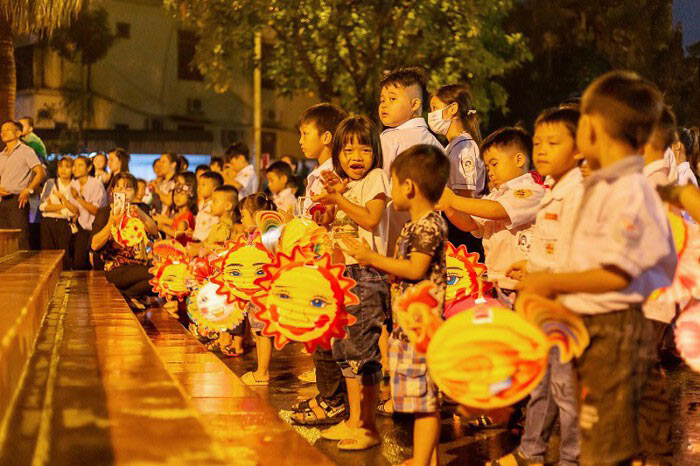 Ảnh các bé cầm lồng đèn rước Tết Trung Thu