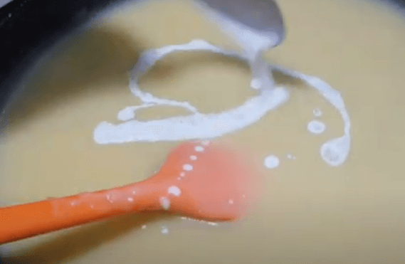 Thêm bột mì vào đậu xanh