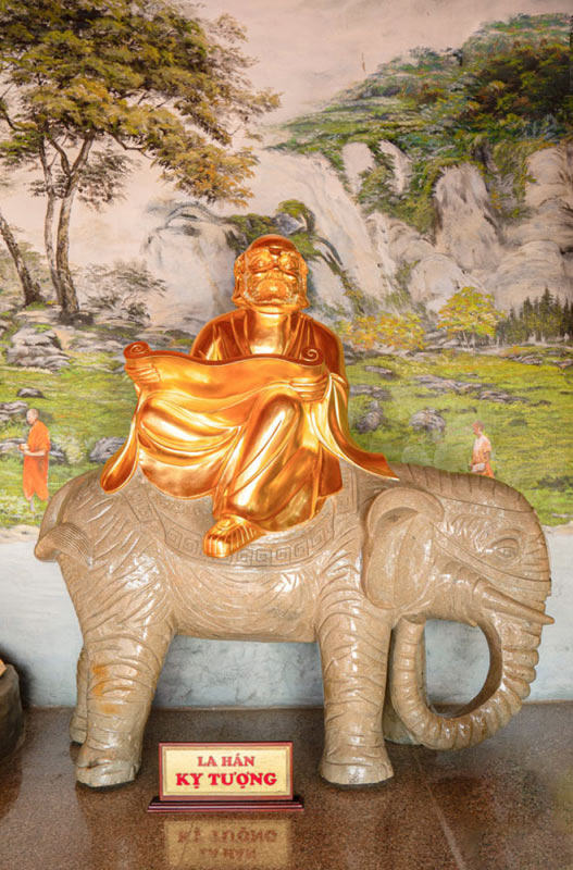 La Hán Kỵ Tượng